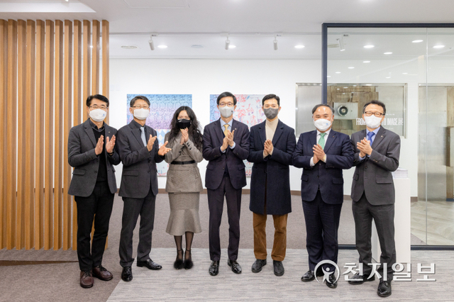수출입은행이 여의도 수은 본점에 있는 '금고미술관'에서 29일부터 릴레이 방식으로 '신진작가 전시회'를 개최한다. 왼쪽 네 번째부터 방문규 행장, 우정수 작가 (제공: 수출입은행) ⓒ천지일보 2021.12.30