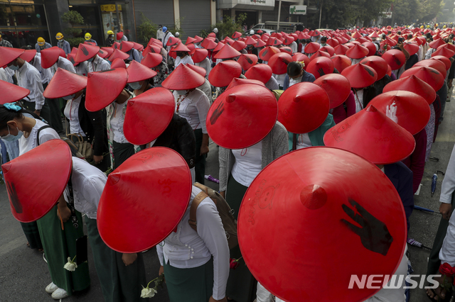 3월 3일 미얀마 만달레이에서 전통 모자를 쓴 반쿠데타 학교 교사들이 시위에 참여하고 있다. (출처: 뉴시스)