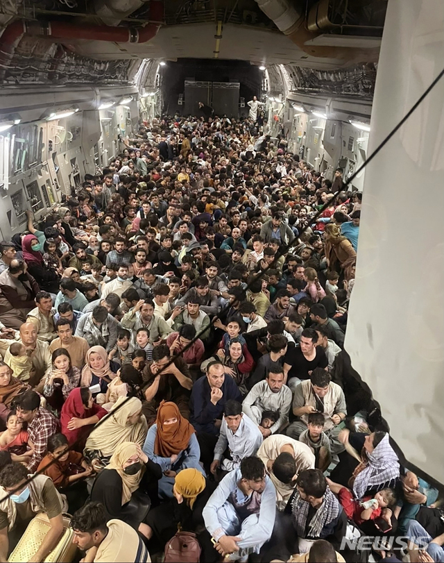 탈레반이 아프간 수도 카불 도심에 무혈 입성한 8월 15일 밤 민항기 운항이 중단된 카불 하미드카르자이 국제공항에 탈레반 치하의 아프간을 탈주하려는 사람들이 공항으로 몰려와 마침 문이 열려진 미군 C-17 수송기 안으로 무작정 진입해 자리를 잡았다. 수송대상도 아니고 보안검사를 거치지 않은 민간인들이 대부분이었고 탑승인원이 수용한도를 넘어서는 640명에 달했다. 수송기 조종사들은 이들을 내리게 강제하는 대신 그대로 싣고 카타르 미군기지까지 날아갔다.  (출처: 뉴시스)