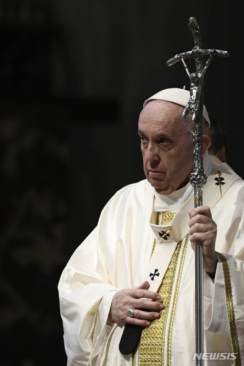 프랑스 가톨릭에서 지난 70년간 사제 등에게 성적 학대를 당한 아동이 무려 33만명에 이른다는 보고서가 나와 전세계에 충격을 주고 있다. 가톨릭 개혁에도 이목이 쏠린다. 사진은 프란치스코 교황이 지난달 23일(현지시간) 바티칸 성 베드로 대성당에서 유럽 주교회의 평의회가 열린 가운데 미사를 집전하고 있는 모습. (출처:AP/뉴시스)