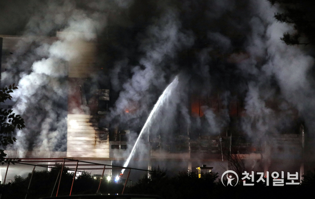[천지일보=남승우 기자] 17일 밤 경기도 이천시 마장면에 위치한 쿠팡 덕평물류센터 화재현장에서 검은 연기가 피어오르고 있다.경기도소방재난본부와 쿠팡 등에 따르면 이날 오전 5시 20분께 경기 이천 마장면 덕평 쿠팡물류센터에서 불이 났다. 큰 불은 오전 8시 20분쯤 거의 잡혔으나 잔불을 정리하던 오전 11시 50쯤 불길이 다시 치솟으면서 현재까지 소방대가 진화작업을 벌이고 있다.이날 오후 7시 기준 진압대원 등 소방 인력 416명과 펌프차 등 장비 139대를 동원해 불이 난 쿠팡 물류센터 화재를 진압하고 있지만, 건물 최고 상층부인 지상 4층까지 화염이 확산된 상태다. ⓒ천지일보 2021.6.18