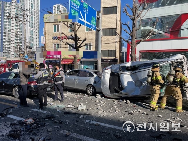 30일 낮 12시 30분께 발생한 부산 연제구 홈플러스 연산점 5층 주차장에서 택시가 추락한 사고 현장 일대가 아수라장으로 변했다. (제공: 부산경찰청) ⓒ천지일보 2021.12.30