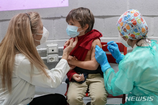 [로마=AP/뉴시스] 15일(현지시간) 이탈리아 로마에서 한 아이가 코로나19 화이자 백신을 접종하고 있다. 이탈리아는 연말 휴가철에 오미크론 변이의 확산을 막기 위해 5-11세 어린이를 대상으로 코로나19 백신 접종을 시작했다.