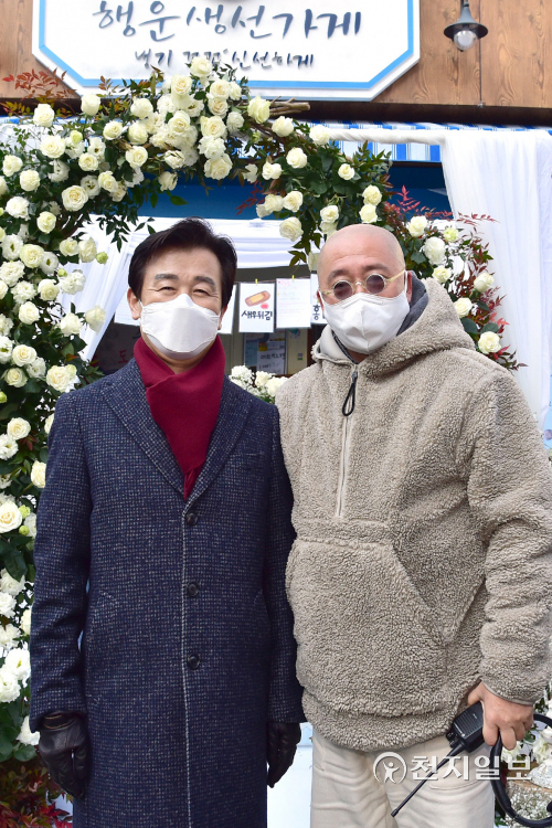 조규일 진주시장이 지난 29일 드라마 ‘징크스의 연인’의 메인 촬영지인 논개시장을 찾아 감독과 기념촬영을 하고 있다. (제공: 진주시) ⓒ천지일보 2021.12.31