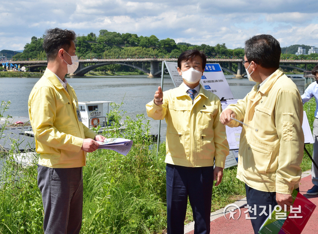 조규일 진주시장(가운데)이 지난 21일 남강 수상레포츠센터 조성현장을 찾아 사업추진 현황을 점검하고 있다. (제공: 진주시) ⓒ천지일보 2021.5.23