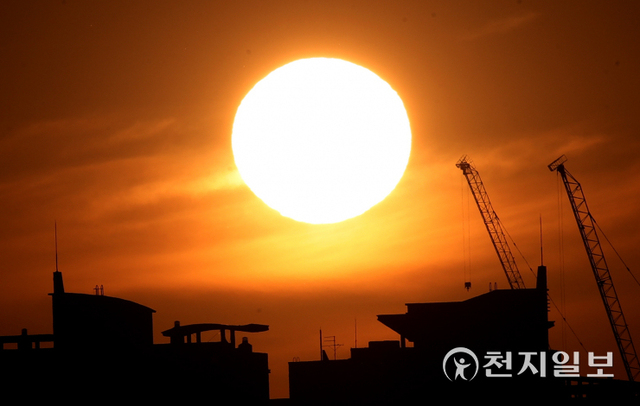 [천지일보=박준성 기자] 코로나19 백신 접종을 시작으로, 일상 회복에 대한 기대와 희망을 품었던 2021년 신축년(辛丑年) 한해가 저물어가고 있다. 올해 마지막 날인 31일 오후 서울 서강대교에서 바라본 여의도 건물 너머로 붉은 태양이 지고 있다. ⓒ천지일보 2021.12.31
