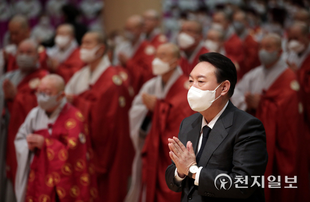 [천지일보=박준성 기자] 국민의힘 윤석열 대선 후보가 31일 충북 단양 구인사에서 열린 상월원각대조사 탄신 110주년 봉축 법회에 참석해 합장하며 기도하고 있다. (제공: 국민의힘 선대위) ⓒ천지일보 2021.12.31