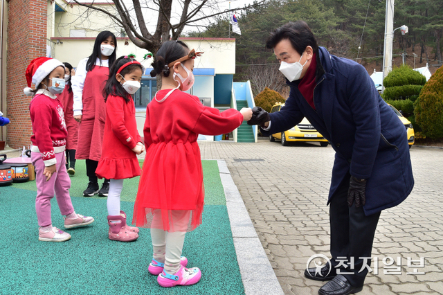 조규일 진주시장이 24일 수곡어린이집을 찾아 ‘공공건축물 그린리모델링’ 사업 진행상황을 점검하고 어린이들과 인사를 나누고 있다. (제공: 진주시) ⓒ천지일보 2021.12.24