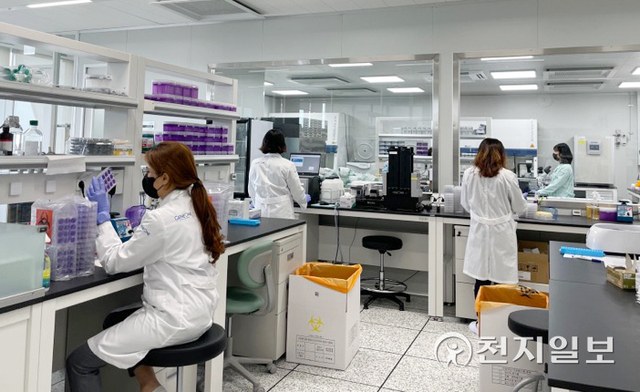 ‘게임체인저’라고 불리는 코로나19 먹는 치료제가 해외로부터 도입되는 가운데 먹는 치료제를 포함한 국산 치료제 개발에도 속도가 붙고 있다. 사진은 진원생명과학의 연구소에서 연구가 진행되는 모습. 진원생명과학은 코로나19 치료제인 제누졸락(GLS-1027)을 개발 중이다. (제공: 진원생명과학) ⓒ천지일보 2022.1.1