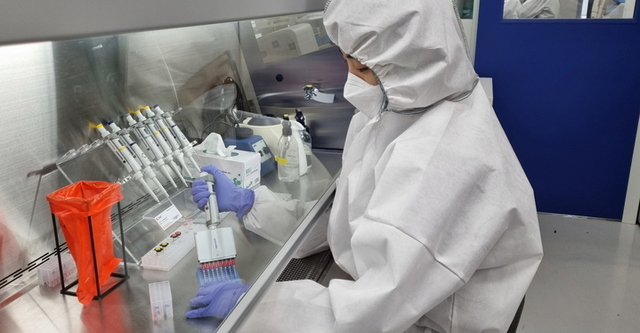 코로나19 오미크론 확진 여부를 분석 중인 세종시보건환경연구원 직원. (제공: 세종시)