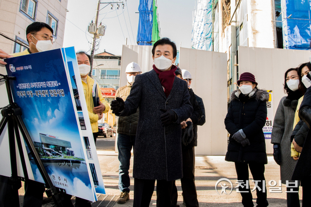 조규일 시장이 지난달 30일 옛 영남백화점 철거 현장을 방문해 사업 현황을 점검하고 있다. (제공: 진주시) ⓒ천지일보 2022.1.3