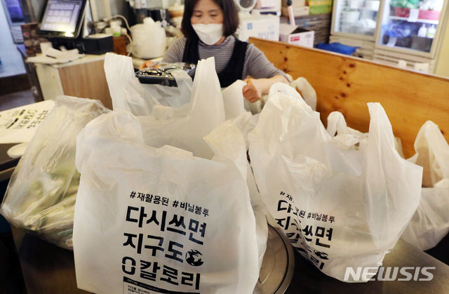 인천시 서구 청라국제도시 한 식당에서 직원이 음식을 포장하고 있다. (출처: 뉴시스)