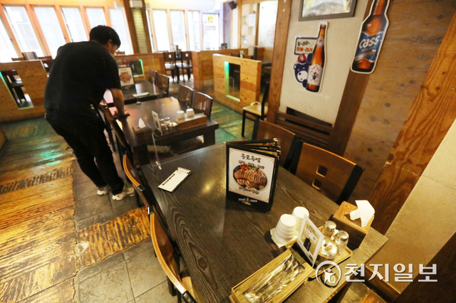 [천지일보=남승우 기자] 서울 종로구의 한 식당에서 가게 직원이 테이블을 정리하고 있다. ⓒ천지일보DB