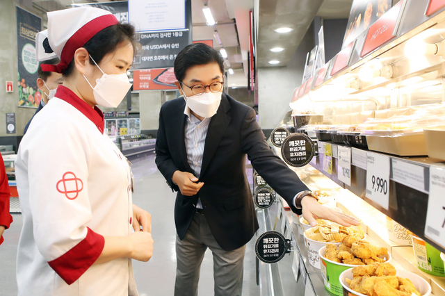 이제훈 홈플러스 사장이  3일 현장 목소리 청취를 위해 서울 양천구 홈플러스 스페셜 목동점으로 출근해 매장을 둘러보고 있다. (천지일보: 홈플러스) ⓒ천지일보 2022.1.3