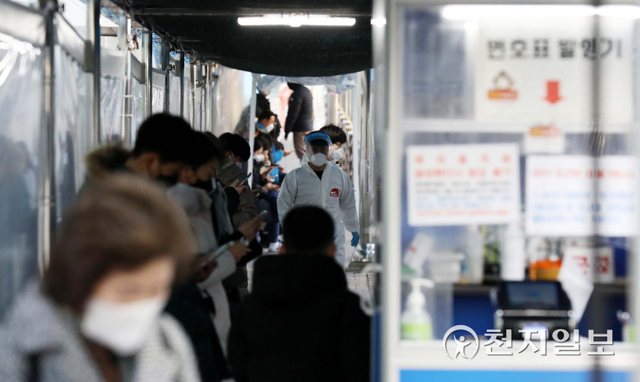 [천지일보=남승우 기자] 신종 코로나바이러스 감염증(코로나19) 신규 확진자가 7456명으로 집계된 22일 오전 서울 관악구 보건소 선별진료소에서 의료진이 분주히 움직이고 있다. ⓒ천지일보 2021.12.22