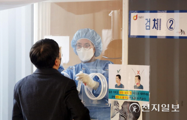 [천지일보=오주영 수습기자] 국내 신종 코로나바이러스 감염증(코로나19) 확진자가 1915명을 기록한 지난 29일 서울 중구 서울역 코로나 선별진료소의 한 의료진이 검사를 하고 있다. ⓒ천지일보 2021.12.29