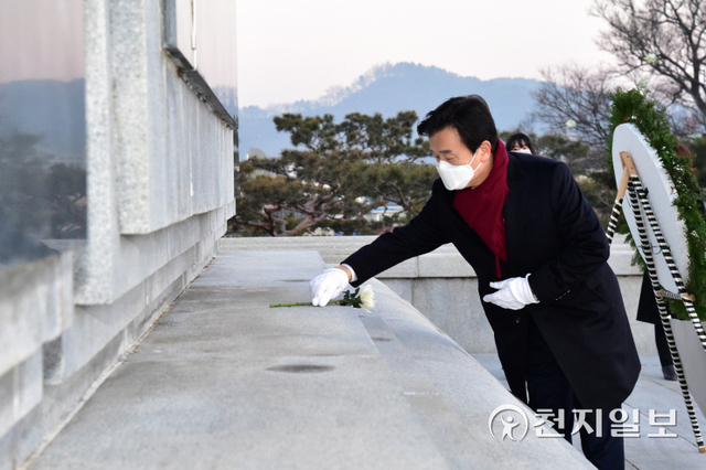 조규일 진주시장이 3일 임인년(壬寅年) 새해를 맞아 진주성 임진대첩 계사순의단에서 신년 참배를 하고 있다. (제공: 진주시) ⓒ천지일보 2022.1.3