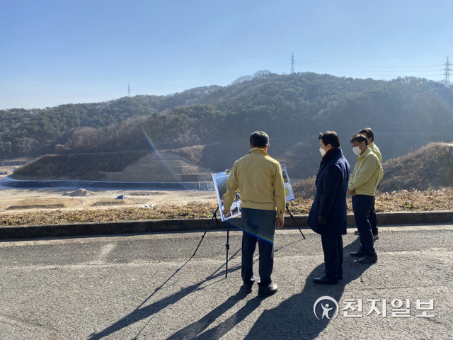 조규일 진주시장이 3일 임인년(壬寅年) 새해 첫 현장업무로 매립장사업소를 방문해 생활쓰레기 처리 실태와 추진사업 현황을 점검하고 있다. (제공: 진주시) ⓒ천지일보 2022.1.3