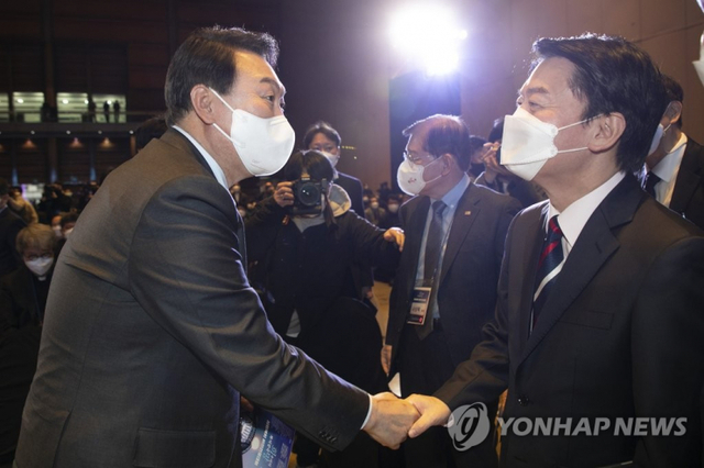 국민의힘 윤석열 대선후보와 국민의당 안철수 대선후보가 지난달 10일 서울 강남구 코엑스에서 열린 사회복지비전선포대회에서 인사하고 있다. (출처: 연합뉴스)