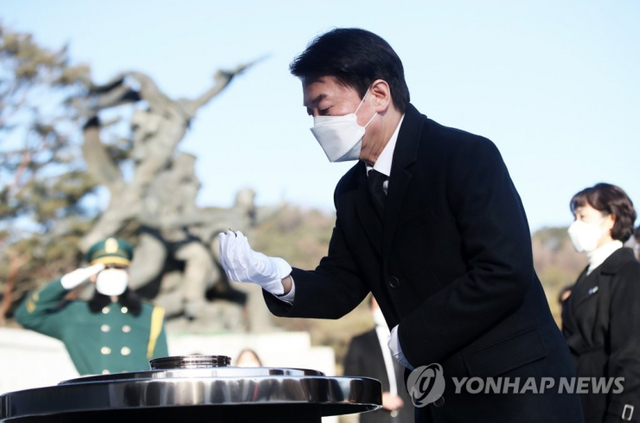 국민의당 안철수 대선 후보가 1일 오전 서울 동작구 국립서울현충원을 찾아 참배하고 있다. (출처: 연합뉴스)