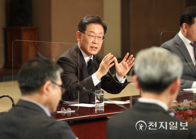 [천지일보=박준성 기자] 더불어민주당 이재명 대선 후보가 30일 서울 중구 프레스센터 국제회의장에서 열린 한국신문방송편집인협회 주최 토론회에서 패널들의 질문에 답하고 있다. (제공: 민주당 선대위) ⓒ천지일보 2021.12.30