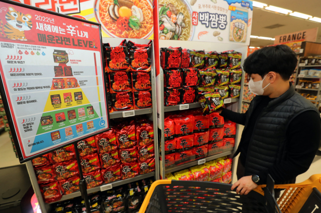 고객이 매운라면을 구매하고 있다. (제공: 이마트)