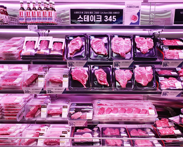 롯데마트의 ‘스테이크 345’에 진열된 제품들. (제공: 롯데쇼핑)