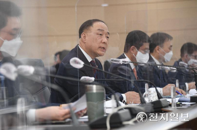 3일 세종시 정부세종청사에서 열린 2022년 기획재정부 시무식에서 홍남기 경제부총리 겸 기획재정부 장관이 인사말을 하고 있다. (제공: 기획재정부) ⓒ천지일보 2022.1.4