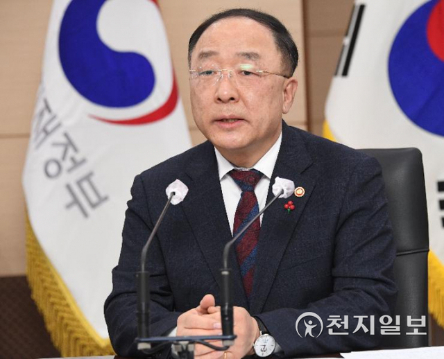 3일 세종시 정부세종청사에서 열린 2022년 기획재정부 시무식에서 홍남기 경제부총리 겸 기획재정부 장관이 인사말을 하고 있다. (제공: 기획재정부) ⓒ천지일보 2022.1.4