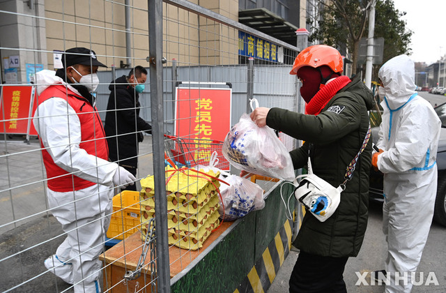 지난달 31일 중국 산시성 시안이 초강력 봉쇄 조치 속에 있는 가운데 한 주택가에서 배달원이 생필품을 나르고 있다. (출처: 뉴시스)