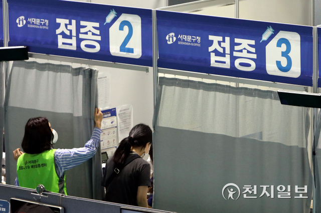 [천지일보=남승우 기자] 16~17세 소아청소년에 대한 신종 코로나바이러스 감염증(코로나19) 백신 접종 및 60대 이상 고령층에 대한 ‘부스터샷(추가접종)’ 사전 예약이 시작된 5일 오전 서울 서대문구 북아현문화체육센터에 마련된 코로나19 백신 예방접종센터에서 시민이 접종실로 들어가고 있다. ⓒ천지일보 2021.10.5