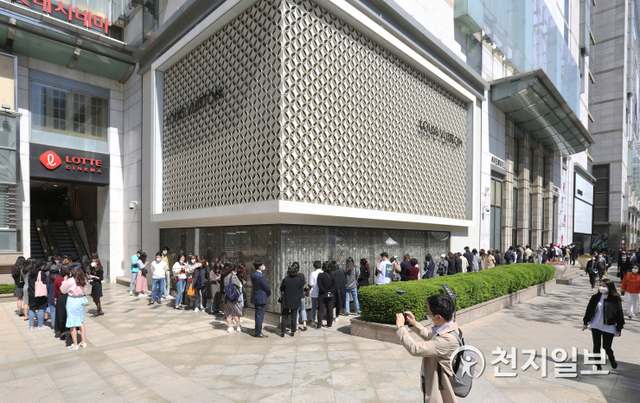 [천지일보=남승우 기자] 명품 샤넬의 가격인상을 하루 앞둔 13일 오전 서울 중구 롯데백화점 본점 명품관 앞에서 시민들이 줄지어 서 있다.  ⓒ천지일보 2020.5.13