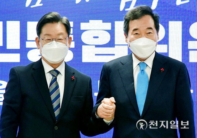 [천지일보=박준성 기자] 더불어민주당 국가비전·국민통합위원회 공동위원장인 이재명 대선 후보, 이낙연 전 대표가 27일 서울 여의도 중앙당사에서 열린 국가비전·국민통합위원회 출범식에서 기념촬영을 하고 있다. ⓒ천지일보 2021.12.27