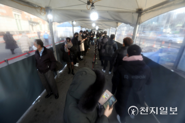 [천지일보=남승우 기자] 절기상 ‘소한(小寒)’인 5일 오전 서울역 광장 임시 선별검사소에서 시민들이 검사를 받기 위해 줄을 서서 기다리고 있다. 이날 방역당국에 따르면 신종 코로나바이러스 감염증(코로나19) 신규 확진자는 4444명으로 집계됐다. ⓒ천지일보 2022.1.5