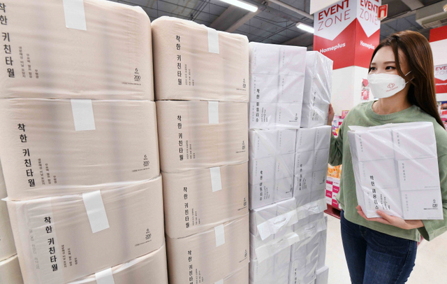 모델이 5일 서울 등촌동 홈플러스 강서점에서 ‘착한 키친타월’과 ‘착한 미니미용티슈’를 선보이고 있다. (제공: 홈플러스)