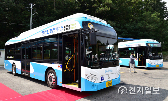 경남 진주시에 처음으로 도입 운행개시에 들어간 친환경 전기저상 시내버스 모습. (제공: 진주시) ⓒ천지일보 2021.8.27