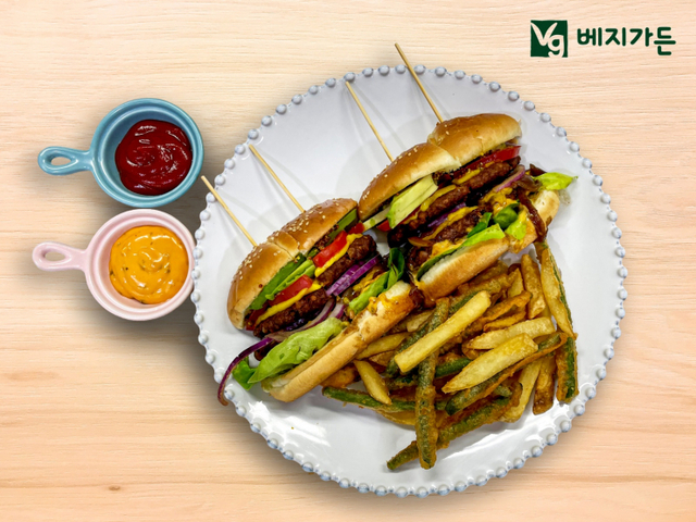 베지가든 레스토랑의 더블치즈 아보카도 버거. (제공: 농심)