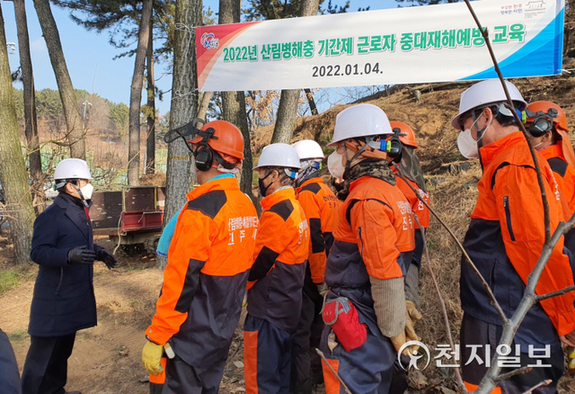 조규일 진주시장(왼쪽)이 오는 27일 중대재해처벌법 시행을 앞두고 지난 4일 모덕체육공원 방제작업 현장을 방문해 관계자들을 격려하고 준비 상황을 점검하고 있다. (제공: 진주시) ⓒ천지일보 2022.1.5