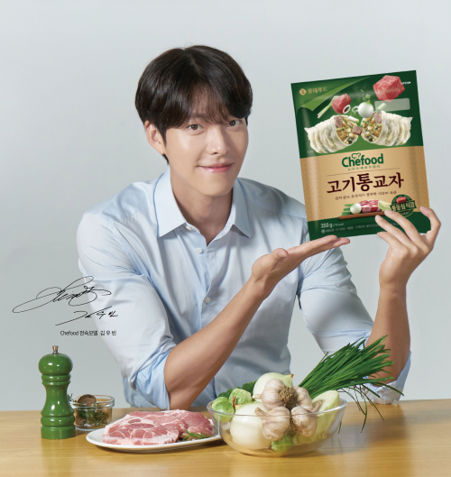 Chefood 고기통교자를 들고 있는 롯데푸드 모델 김우빈. (제공: 롯데푸드)
