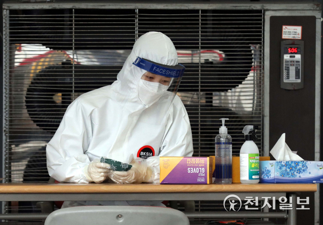 [천지일보=남승우 기자] 쌀쌀한 날씨를 보인 14일 오전 서울역 광장 임시 선별검사소에서 의료진이 핫팩으로 손을 녹이고 있다. 한편 이날 신종 코로나바이러스 감염증(코로나19) 신규 확진자는 5567명으로 집계됐다. 위중증 환자 수는 906명, 사망자 수는 94명으로 역대 최다 수치를 기록했다. ⓒ천지일보 2021.12.14