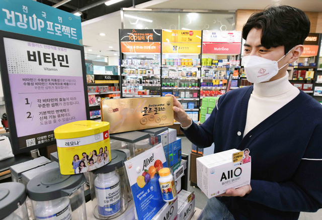 모델이 6일 서울 등촌동 홈플러스 강서점에서 건강박람회 상품을 선보이고 있다. (제공: 홈플러스)