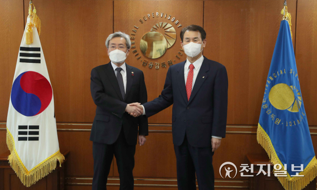 6일 서울 여의도 금융감독원에서 고승범 금융위원장(왼쪽)과 정은보 금융감독원장이 신년 회동을 가진 이후 악수를 하고 있다. (제공: 금융위원회) ⓒ천지일보 2022.1.6