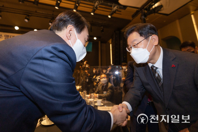 [천지일보=박준성 기자] 더불어민주당 이재명 대선 후보와 국민의힘 윤석열 대선 후보가 28일 서울 여의도 페어몬트 앰배서더 서울 호텔에서 열린 ‘국가균형발전을 위한 지방소멸대응특별법안’ 국회발의 간담회에 참석하고 있다. (제공: 민주당 선대위) ⓒ천지일보 2021.12.28