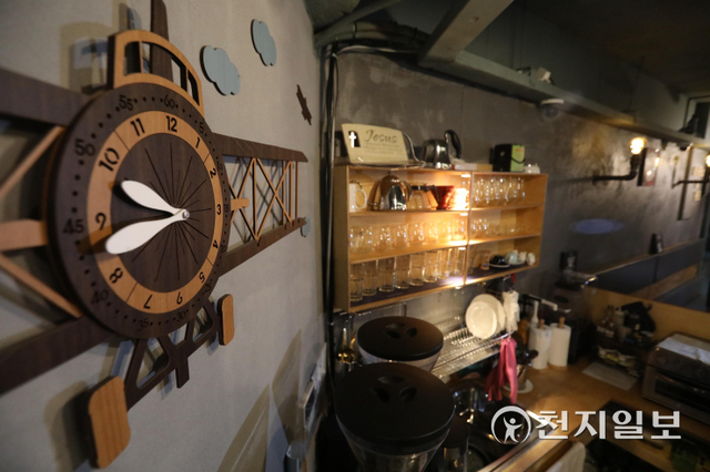 [천지일보=남승우 기자] 6일 밤 9시를 넘긴 시각 서울 영등포구 영등포동의 한 가게에서 자영업자가 영업제한에 항의하는 점등시위를 벌이고 있다. ⓒ천지일보 2022.1.6