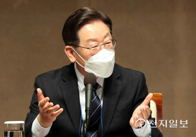 [천지일보=박준성 기자] 더불어민주당 이재명 대선 후보가 6일 서울 중구 프레스센터에서 열린 한국행정학회 주최 대통령선거 후보자 초청 토론회에 참석해 발언하고 있다. (제공: 민주당 선대위) ⓒ천지일보 2022.1.6