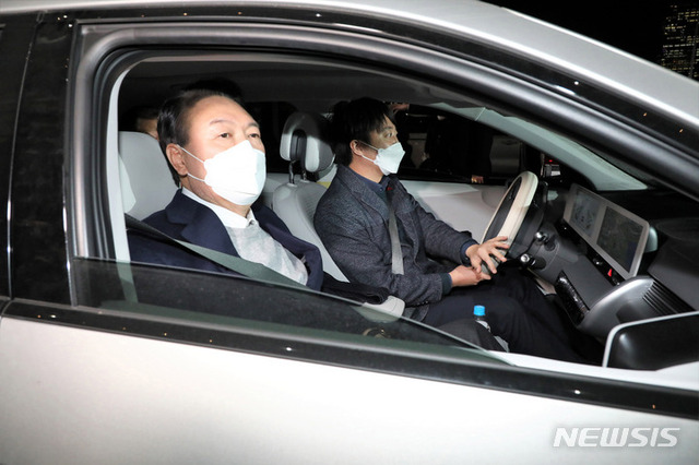 윤석열 국민의힘 대선 후보와 이준석 대표가 6일 오후 서울 여의도 국회에서 열린 의원총회를 마친 후 차량에 탑승하고 있다. (출처: 뉴시스)