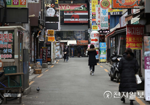 [천지일보=남승우 기자] 소상공인들의 피해회복을 위한 방역지원금 지급이 시작된 27일 오후 서울 종로구 한 먹자골목이 한산한 모습을 보이고 있다. ⓒ천지일보 2021.12.27