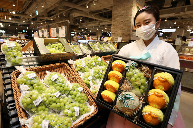 모델이 설 선물 세트를 선보이고 있다. (제공: AK플라자)