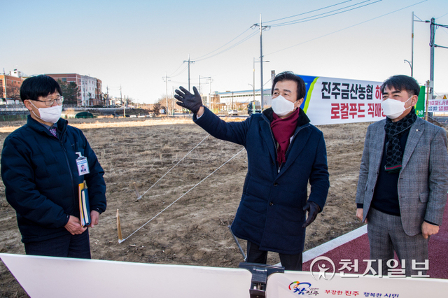 조규일 진주시장(가운데)이 7일 로컬푸드 복합문화센터 건립 예정지인 금산면 현장을 방문해 사업 현황을 점검하고 있다. (제공: 진주시) ⓒ천지일보 2022.1.7