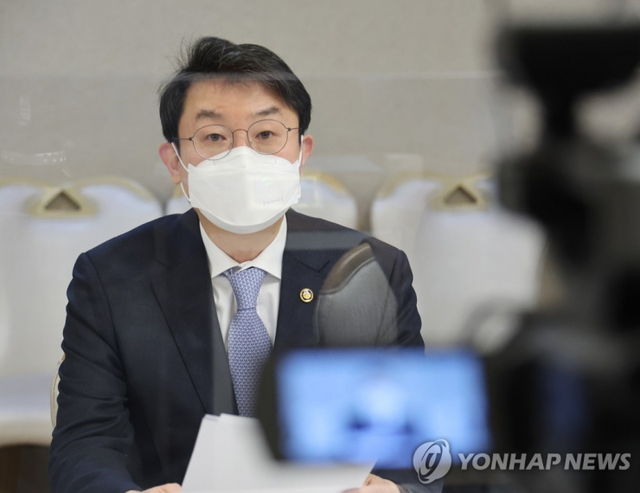 (서울=연합뉴스) 김승두 기자 = 이억원 기획재정부 1차관이 7일 정부서울청사에서 제1차 혁신성장 전략점검회의 겸 코로나 정책점검회의 겸 한국판뉴딜 점검 TF 겸 제1차 물가관계차관회의를 주재하고 있다. 2022.1.7